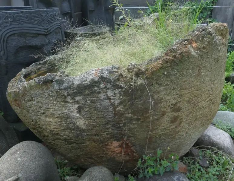Artikelbild 8 des Artikels “Der Islandtopf ist aus Kalkstein gefertigt und stammt von der Küste Indonesiens. Er ist etwa 140 cm hoch und 51 cm tief. “
